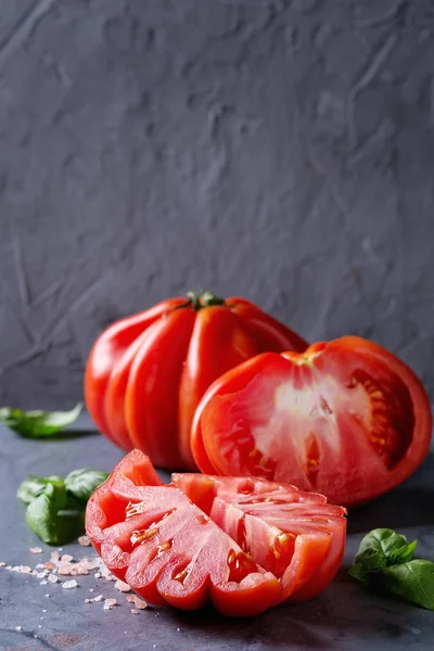 Tomatoes Coeur De Boeuf. Beefsteak tomato — Stock Photo, Image