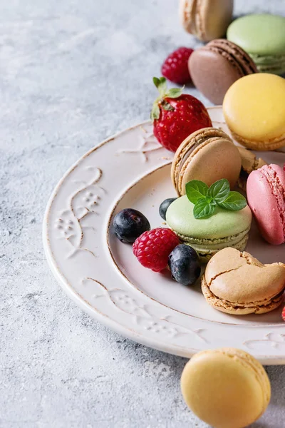 Számos francia desszert macaroons — Stock Fotó