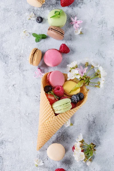 Variedade de macaroons de sobremesa franceses — Fotografia de Stock