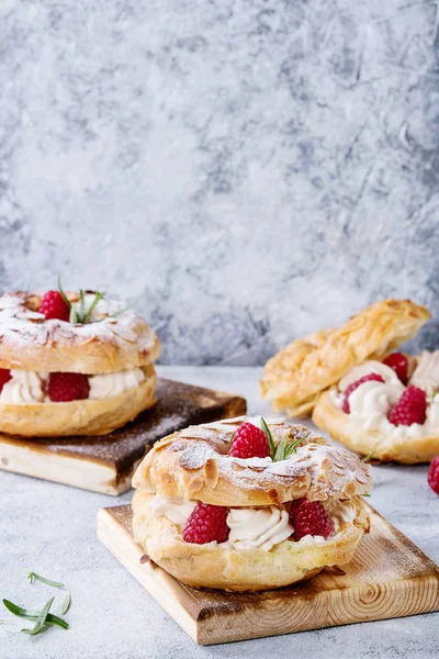 Bolo Choux Paris Brest com framboesas — Fotografia de Stock