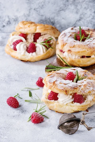 Gâteau au choux Paris Brest aux framboises — Photo