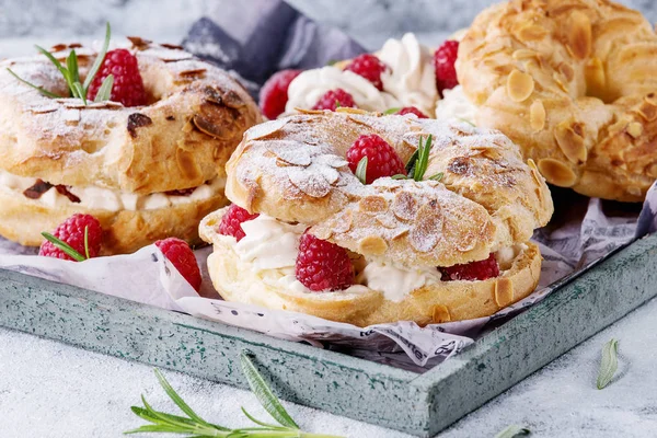 Bolo Choux Paris Brest com framboesas — Fotografia de Stock