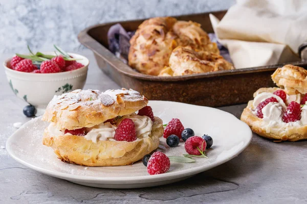 Choux cake paris brest mit Himbeeren — Stockfoto