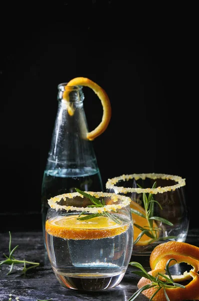 Cocktail tonico con rosmarino e arancia — Foto Stock