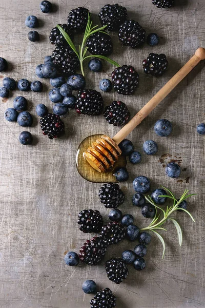 浆果、 蜂蜜和迷迭香 — 图库照片