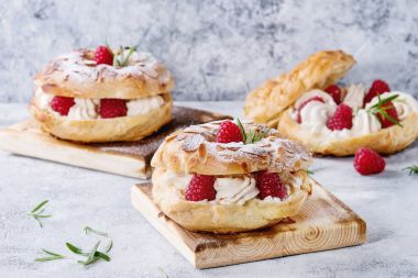 Ahududu ile choux pasta Paris Brest