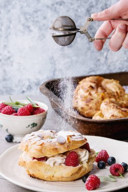 Ahududu ile choux pasta Paris Brest