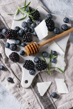 Çilek, bal ve biberiye