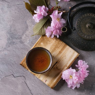 Çaydanlık ve bardak çay çiçeği şubesi ile