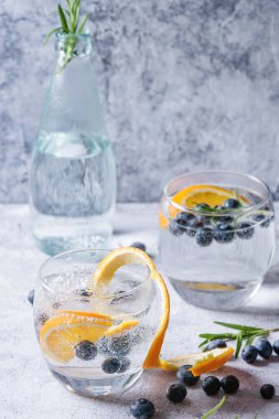 Tonik biberiye ve yaban mersini ile kokteyl