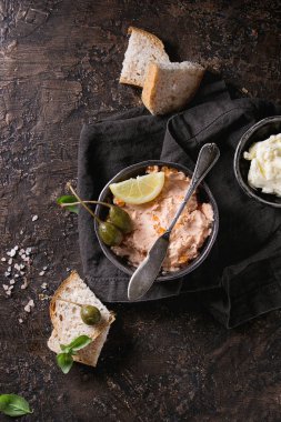 Kırmızı havyar ile Somon pate