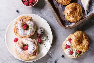 Ahududu ile choux pasta Paris Brest