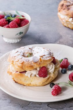 Ahududu ile choux pasta Paris Brest