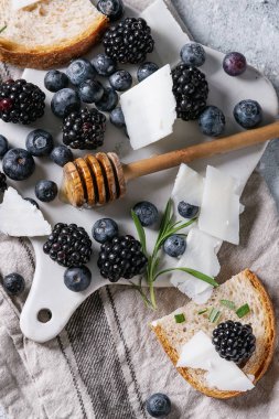 Çilek, bal ve biberiye