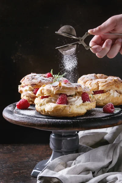 Choux cake paris brest mit Himbeeren — Stockfoto