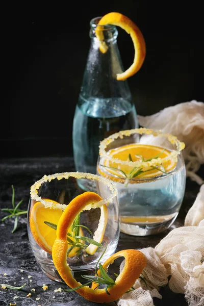 Tonic cocktail med rosmarin och apelsin — Stockfoto