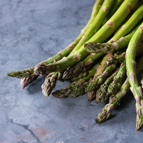 Bundle of young green asparagus — Stock Photo, Image