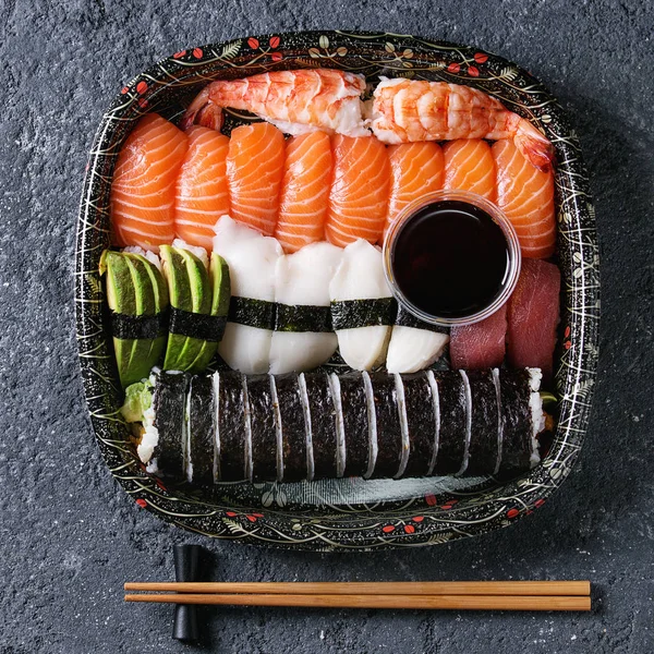 Sushi set nigiri og ruller – stockfoto