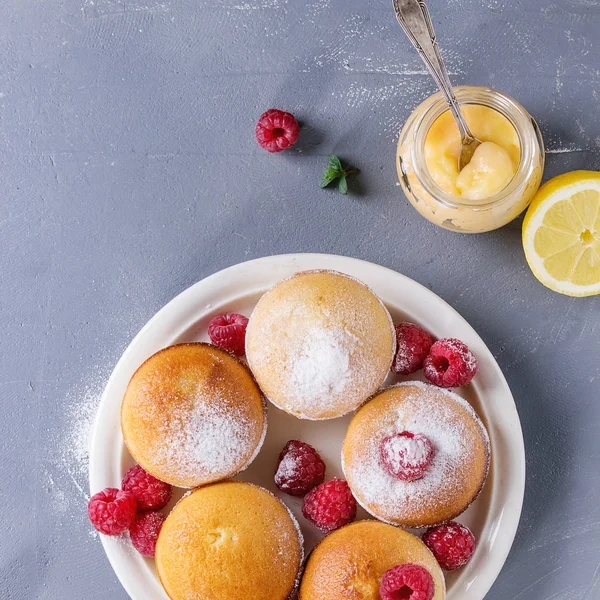 Лимонні тістечка з малиною — стокове фото