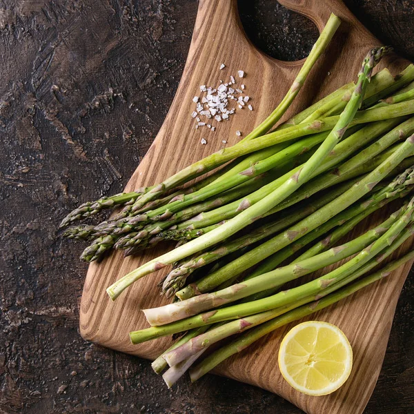 Bundle of young green asparagus — Stock Photo, Image