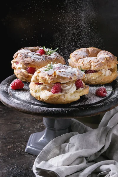 Choux tårta Paris Brest med hallon — Stockfoto