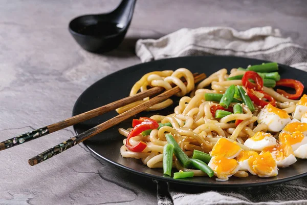 Mélanger les nouilles udon frites — Photo