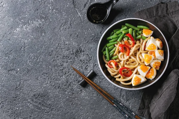 Mélanger les nouilles udon frites — Photo