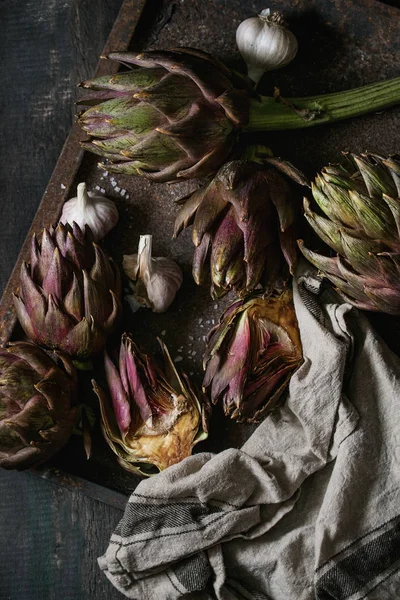 Alcachofas moradas sin cocer — Foto de Stock