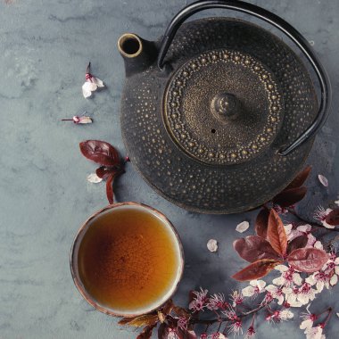 Çaydanlık ve bardak çay çiçeği şubesi ile