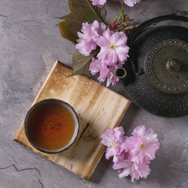 Çaydanlık ve bardak çay çiçeği şubesi ile