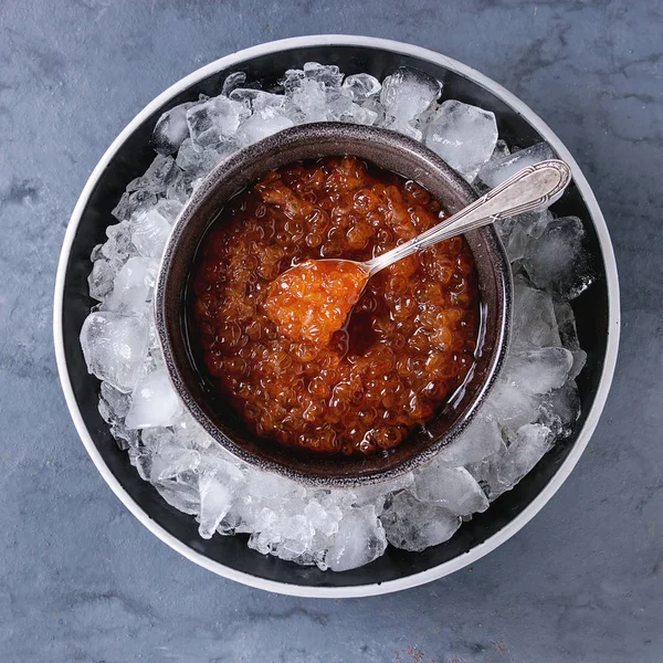 Tigela de caviar vermelho — Fotografia de Stock