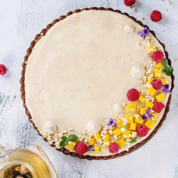 Tarte au chocolat aux mangues et framboises — Photo