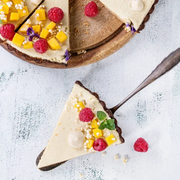 Chocolate tart with mango and raspberries — Stock Photo, Image