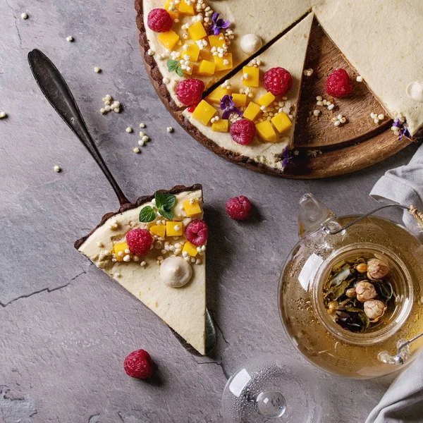 Crostata al cioccolato con mango e lamponi — Foto Stock