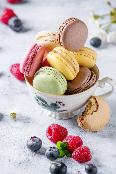 Számos francia desszert macaroons — Stock Fotó