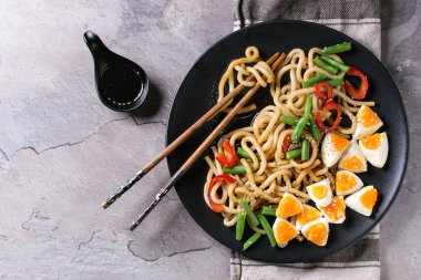 Fry udon erişte ilave edin