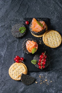 Somon ve çilek ile siyah kraker