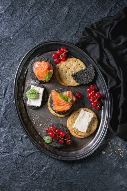 Somon ve çilek ile siyah kraker