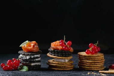 Somon ve çilek ile siyah kraker