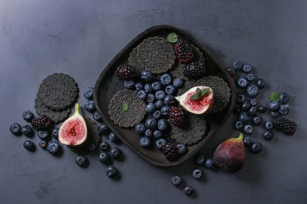 딸기와 검은 크래커와 함께 무화과의 다양 한 — 스톡 사진