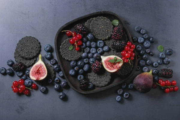 Variedad de bayas e higos con galletas negras — Foto de Stock