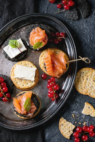 Cracker neri con salmone e bacche — Foto Stock