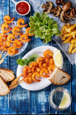 Barbekü baharatlı karides kebap