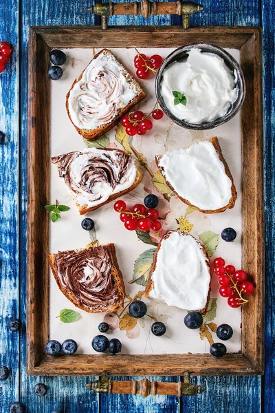 Dessert sandwiches with berries — Stock Photo, Image