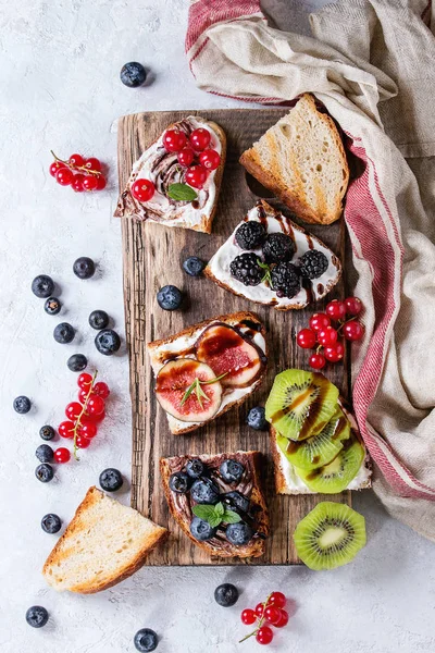 Sanduíches de sobremesa com bagas — Fotografia de Stock