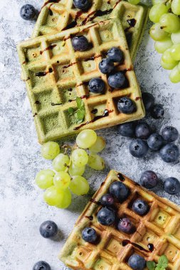 Yeşil üzüm ile waffle