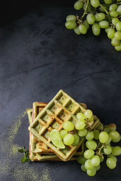 Zelená wafle s hrozny — Stock fotografie