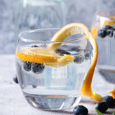 Tonik biberiye ve yaban mersini ile kokteyl