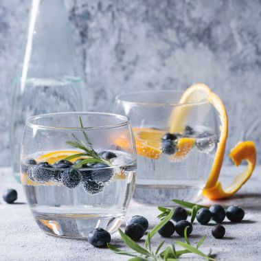 Tonik biberiye ve yaban mersini ile kokteyl