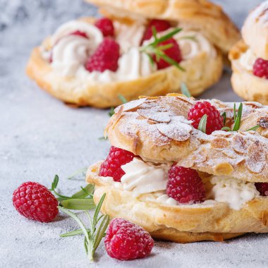 Ahududu ile choux pasta Paris Brest